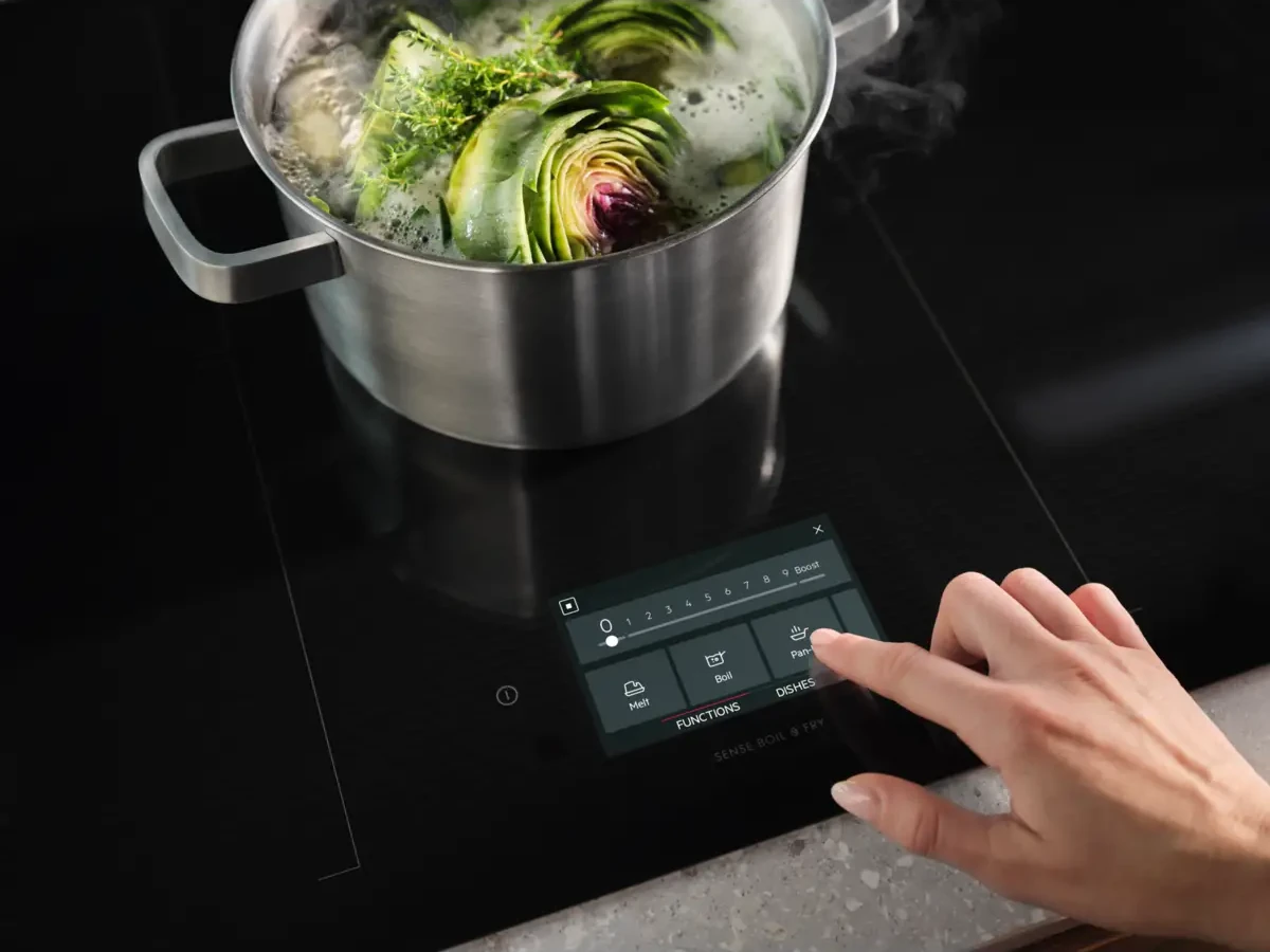 CookSmart puuteekraan Electrolux EIS67483 pliidiplaadil pakub juhendavaid küpsetusprogramme