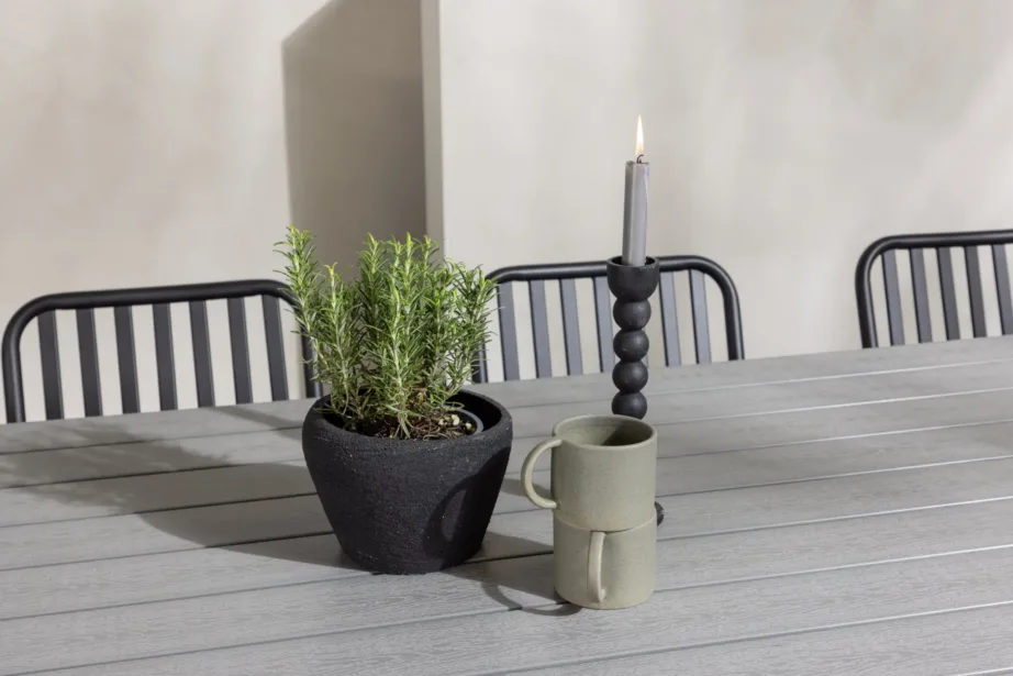 Garcia ristkülikukujuline aiamööblikomplekt puitplastlaua ja mustade alumiiniumtoolidega, GR23380 – 10