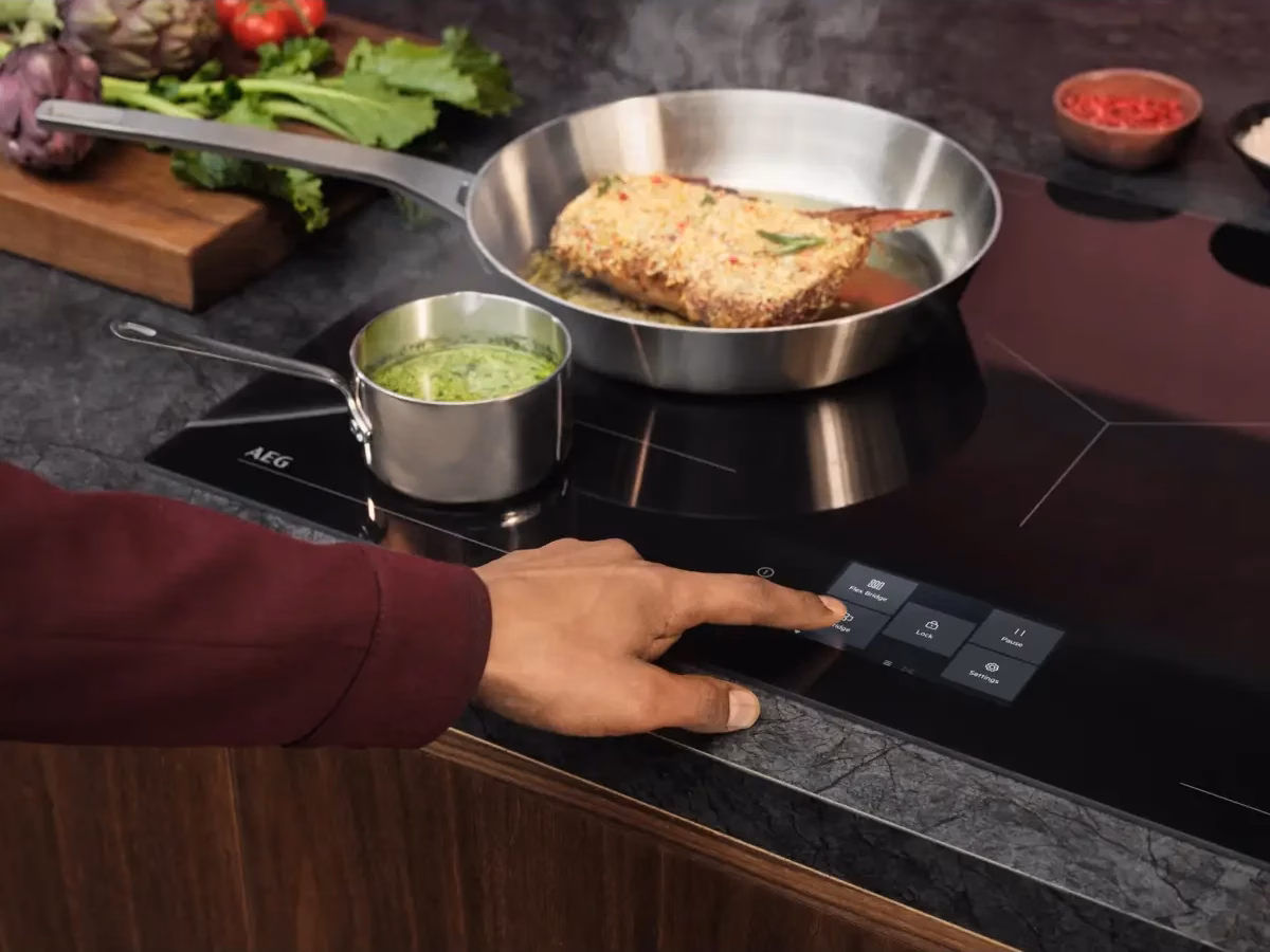 AEG FlexBridge funktsioon eri suurusega nõude kasutamiseks