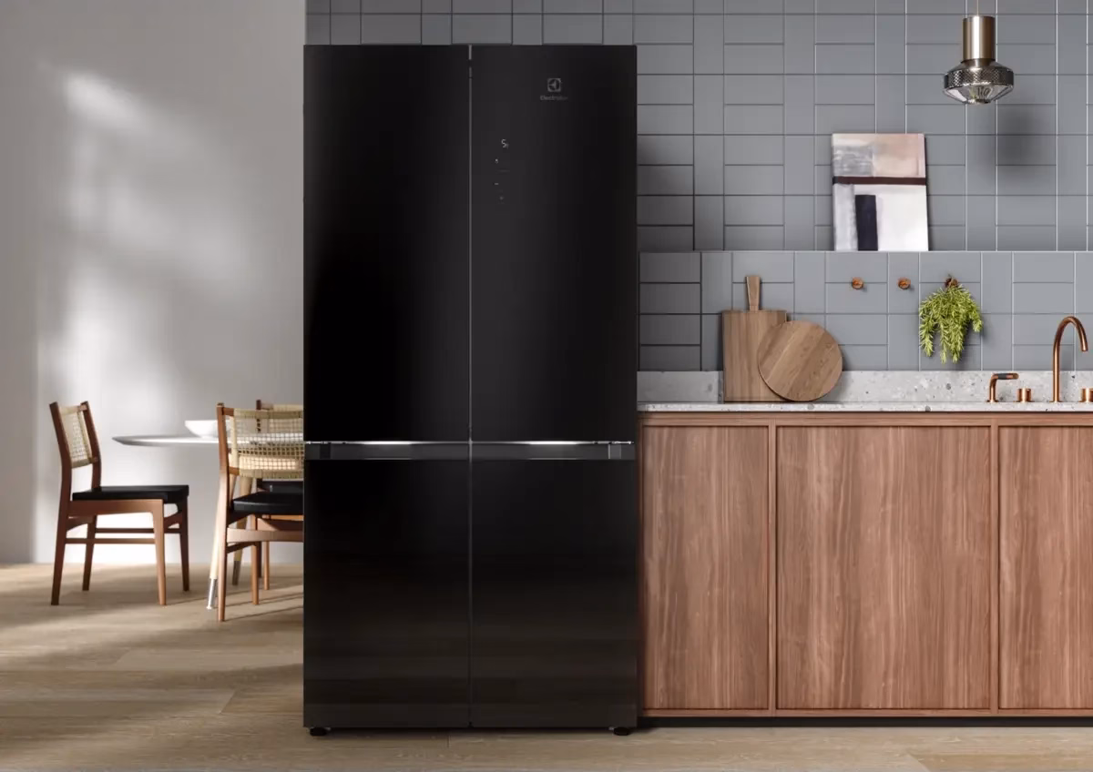 Electrolux ELT9VE52U0 DesignLine roostevabast terasest viimistlusega külmik-sügavkülmik köögis