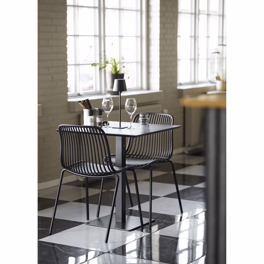 Must virnastatav aiatool polüpropüleenist ja terasjalgadel Branson – 8