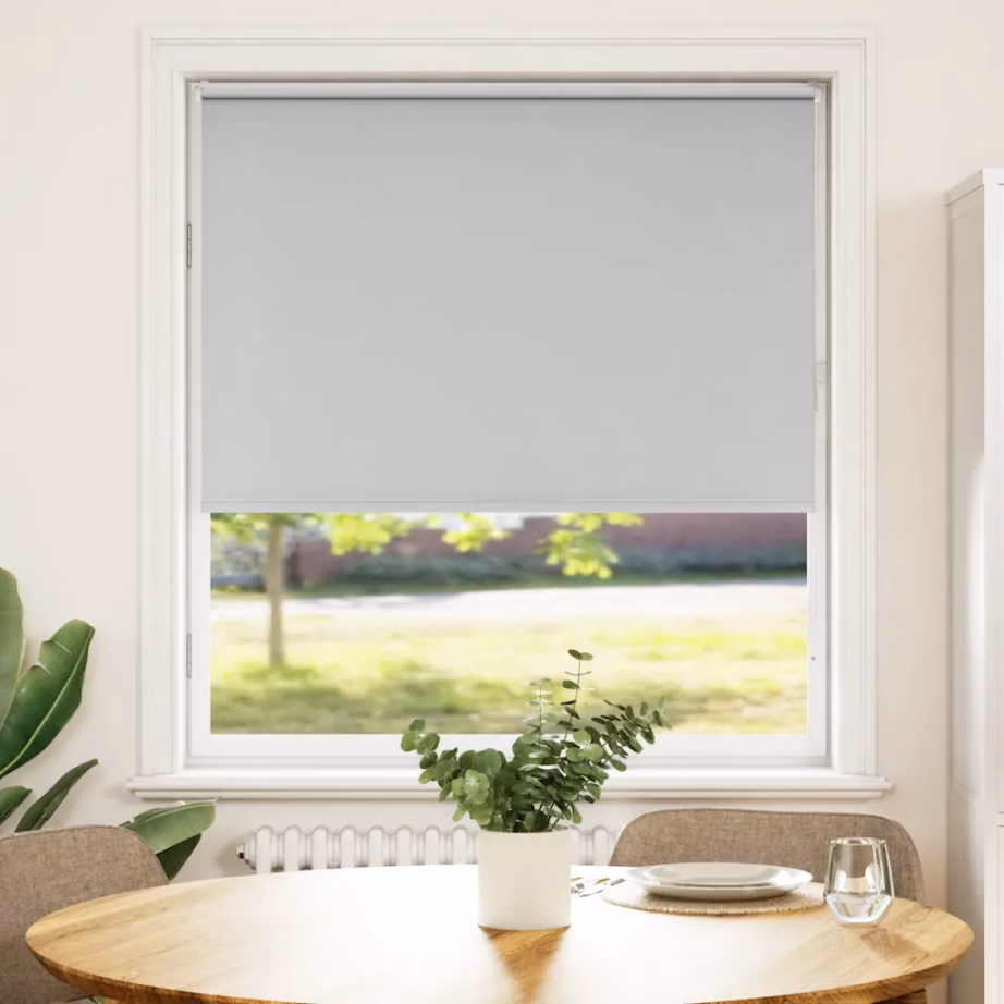 Pimendav ruloo helehall, 115 x 130 cm, kanga laius 110,7 cm, ketiga – 2