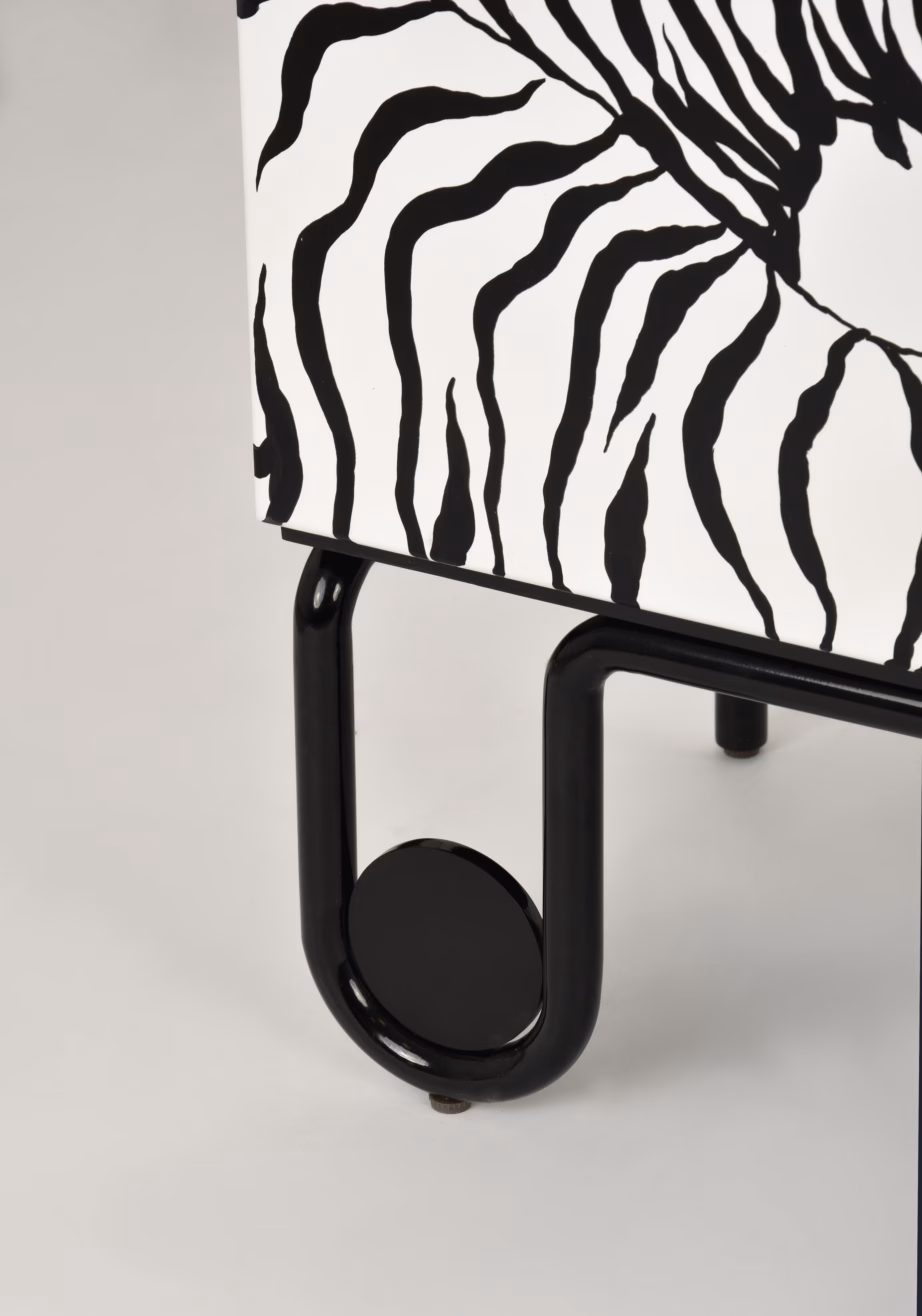 Must puhvetkapp sebramustriga Livin Hill Stilig ST011, 183 cm - 7