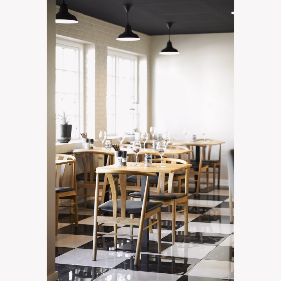 Tammepuidust kohvikulaud musta metalljalaga Lignano 70×70 cm - 6