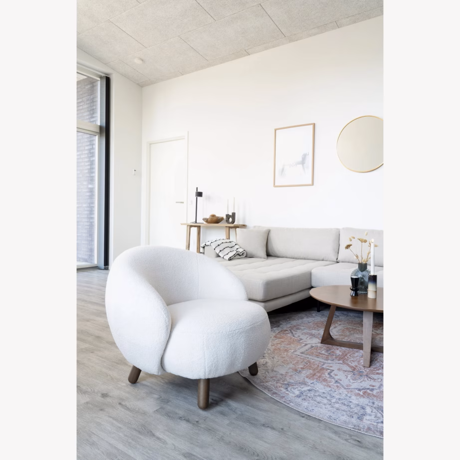 Valge kunstlambanahast kattega lounge-tugitool pähklitooni jalgadega Savona - 2