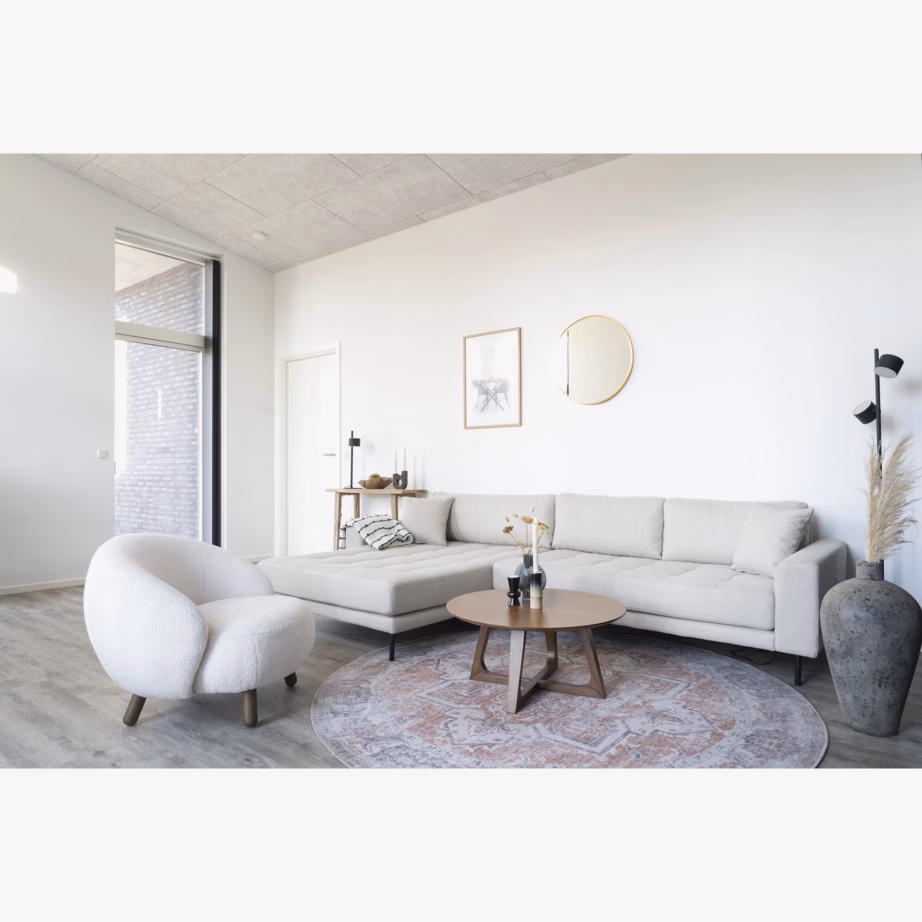 Valge kunstlambanahast kattega lounge-tugitool pähklitooni jalgadega Savona - 6