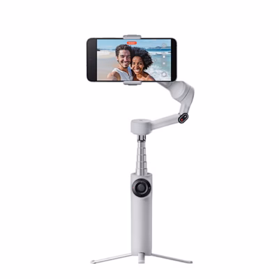 Hall Insta360 Flow 2 gimbal telefoniga, välja tõmmatud selfiepulk ja statiiv