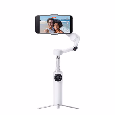 Valge Insta360 Flow 2 gimbal telefoniga, välja tõmmatud selfiepulk ja statiiv