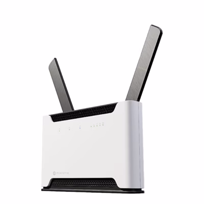 Valge 4G-ruuter MikroTik Chateau LTE18 ax nurga alt kahe tõstetud antenniga
