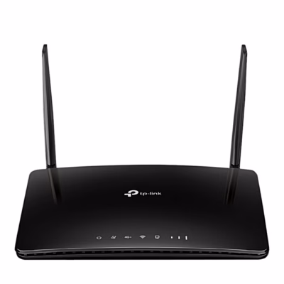 Must TP-Link Archer MR500 4G-ruuter kahe püstise antenniga eestvaates
