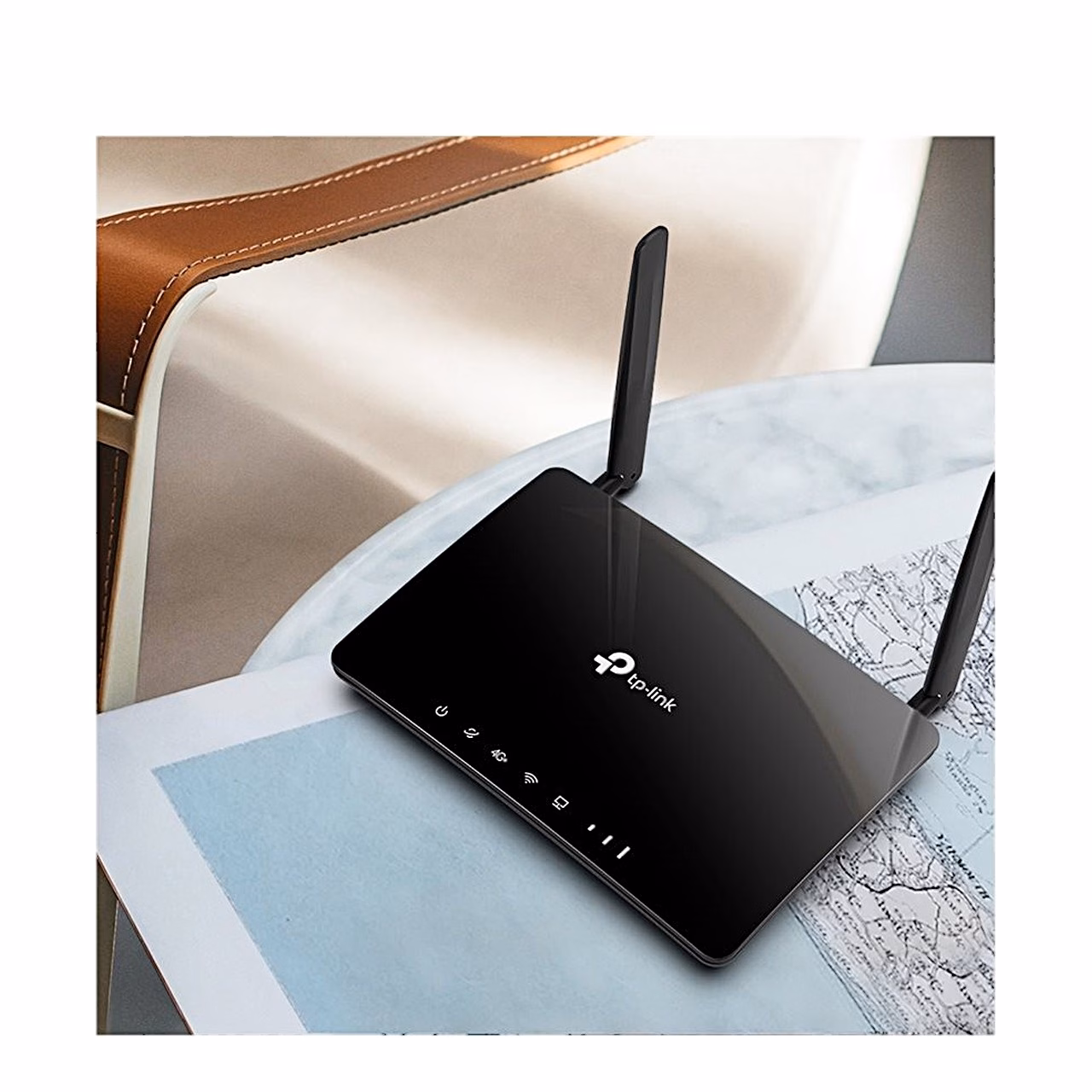 Must 4G-ruuter TP-Link Archer MR500 laual kaardi ja nahktooli kõrval