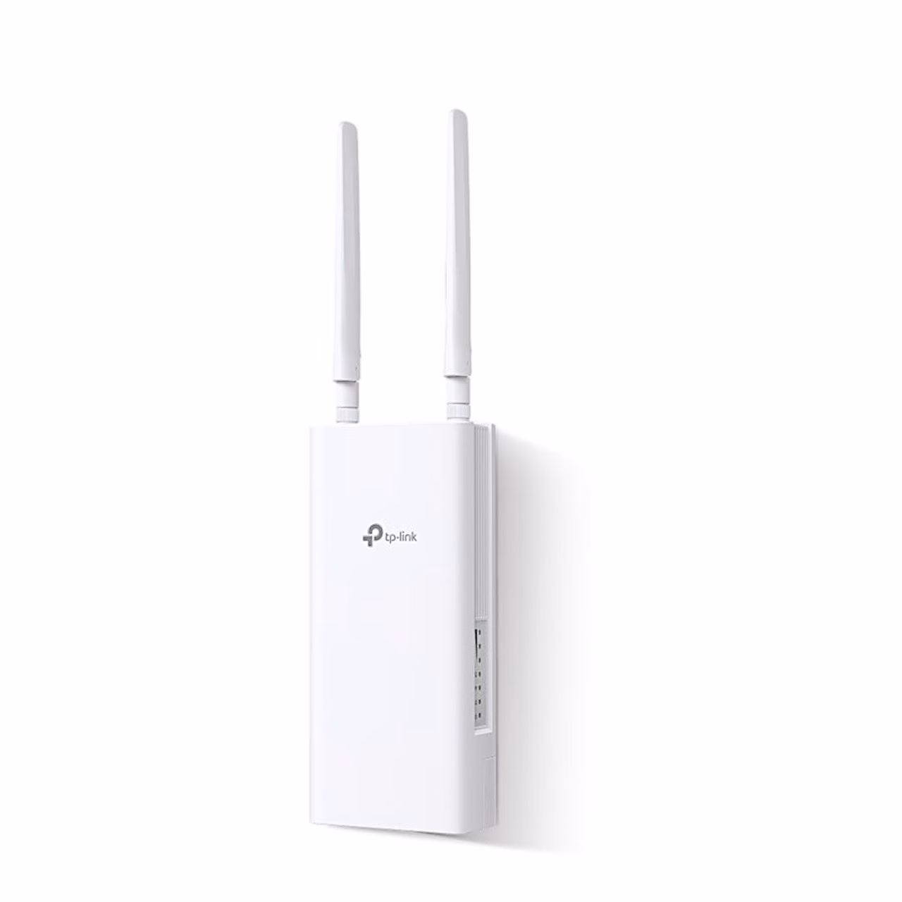 Valge TP-Link Archer MR402-Outdoor 4G-väliruuter kahe antenniga poolviltu eestvaates