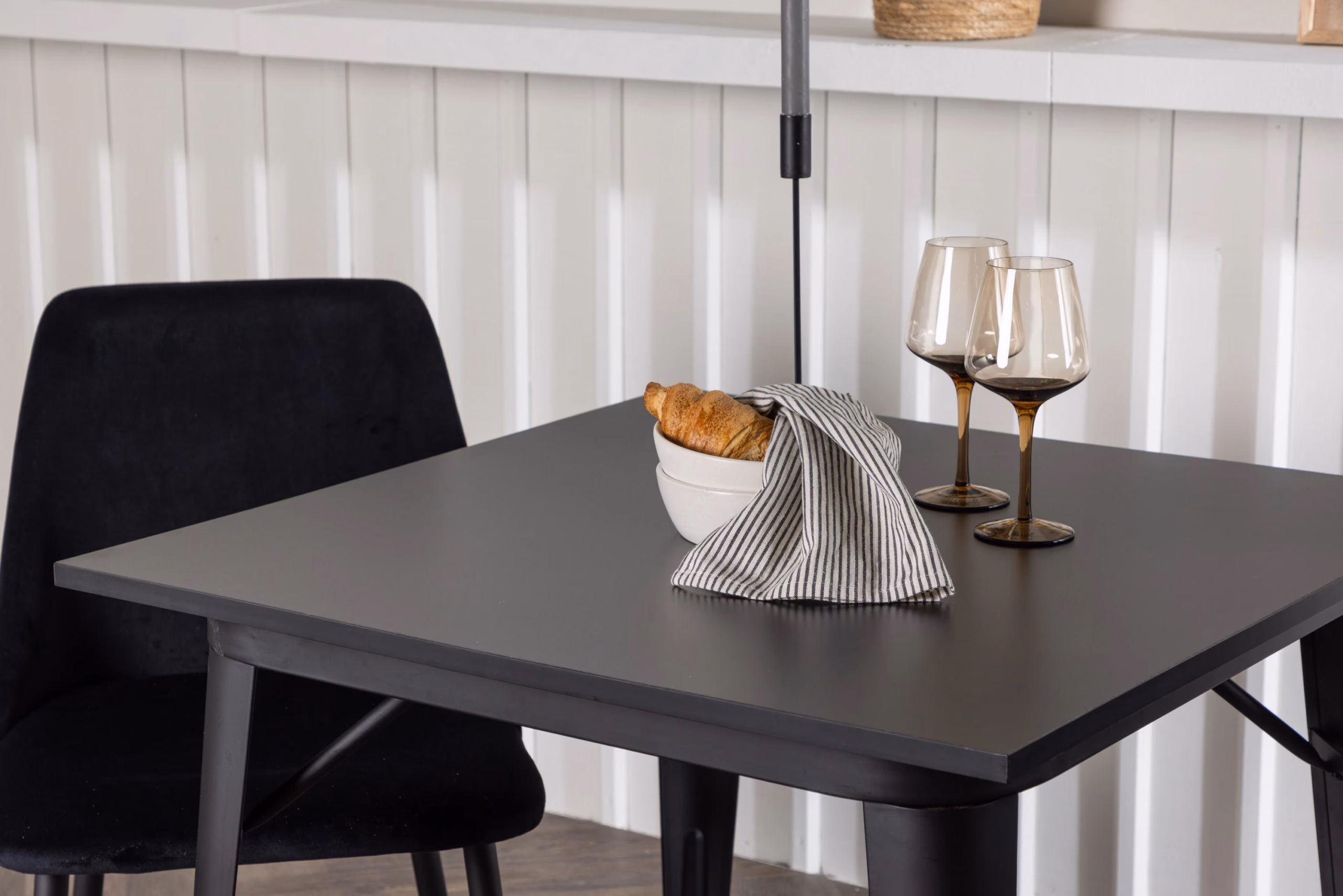 Must söögikomplekt Tempe laua ja Night velvet tooliga (80x80cm) - GR23903