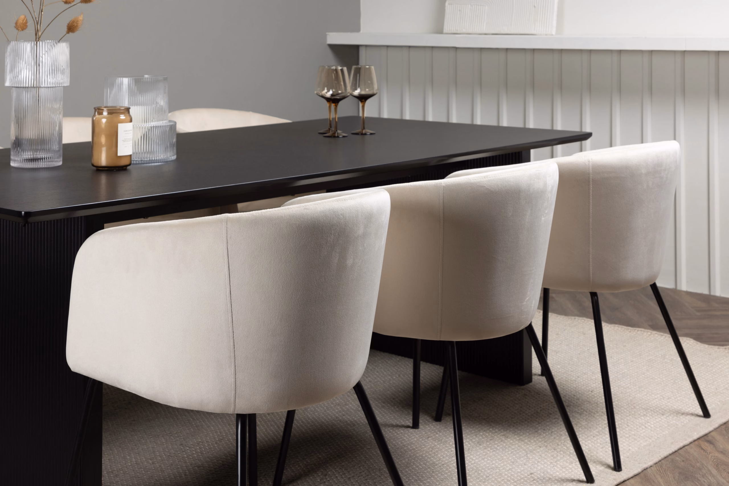 Söögikomplekt Vail laud (must MDF, 200x100 cm) ja 6 velvetist söögitooli Berit (beež, mustad jalad) - GR22908