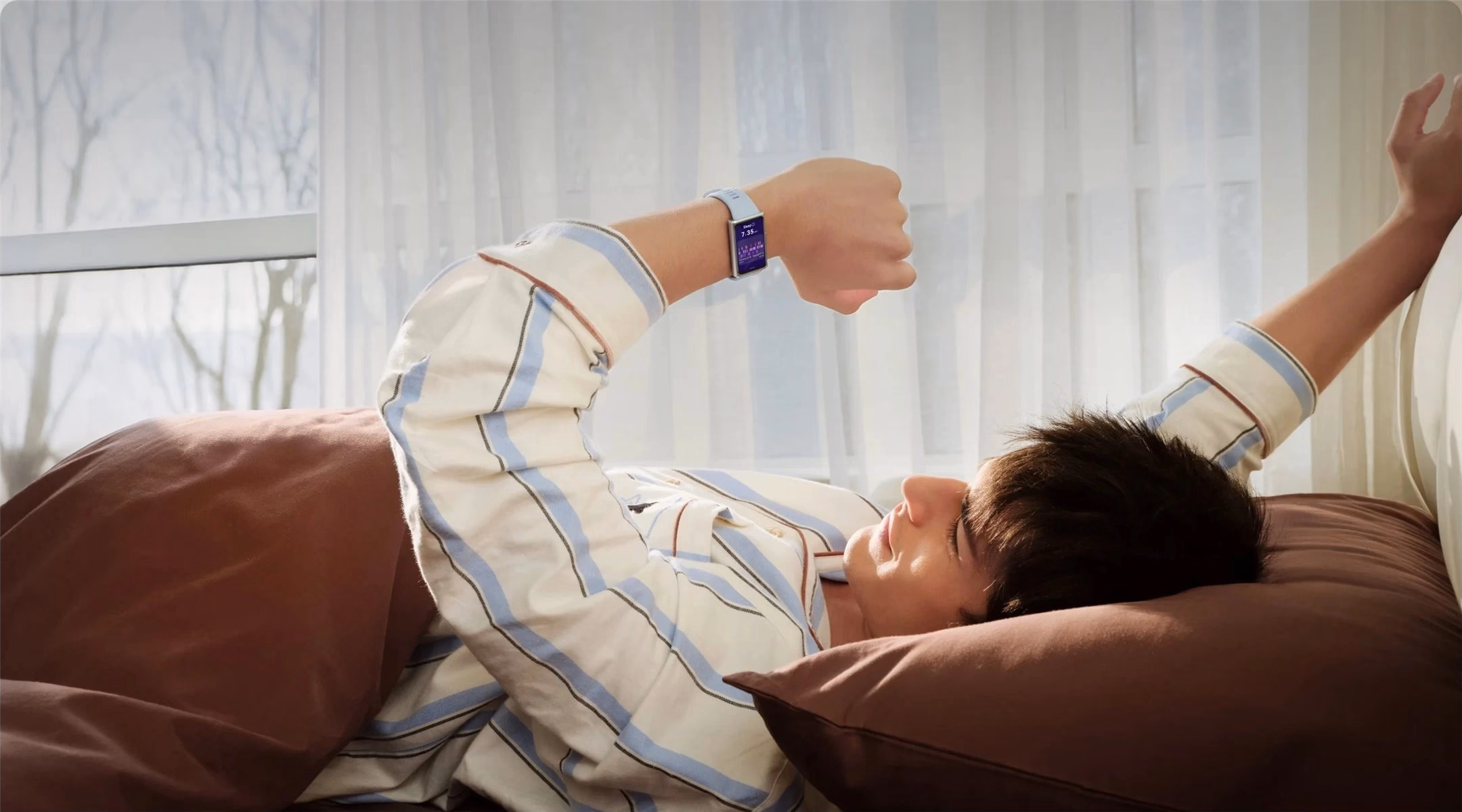 Inimene vaatab voodis lamades randmel olevat HUAWEI Band 11 Pro aktiivsusmonitori