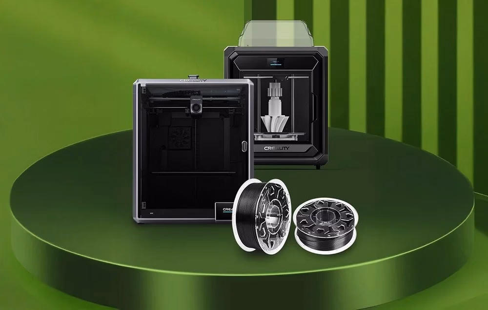 Kaks Creality 3D-printerit ja kaks musta Creality HP-ASA filamendirulli poodiumil
