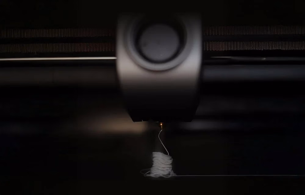 3D-printeri düüs prindib valget printeri niiti, Creality HP-ASA kiire printimine