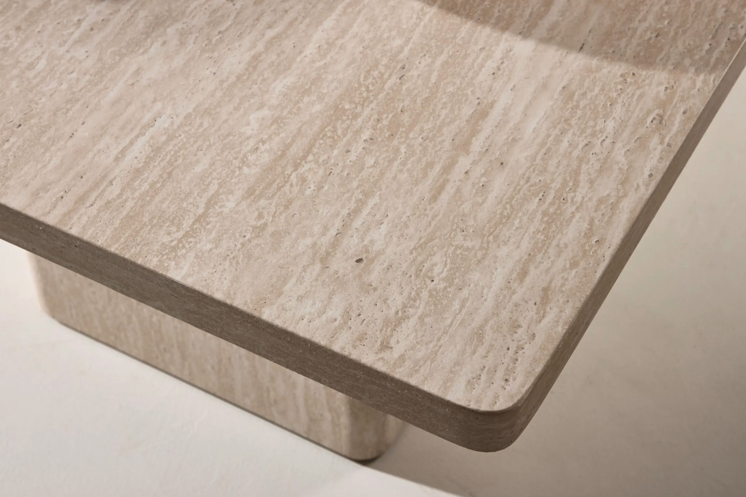 Beež ruudukujuline diivanilauakomplekt Qvart, travertiinimustriga MDF, GR24624