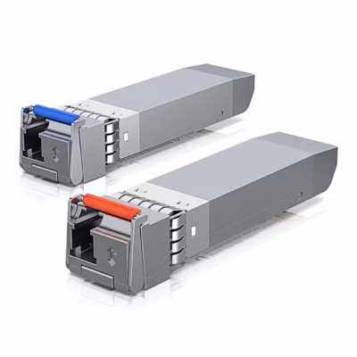 Kaks Ubiquiti UACC-OM-SM-10G-S-2 SFP-moodulit sinise ja punase sulguriga