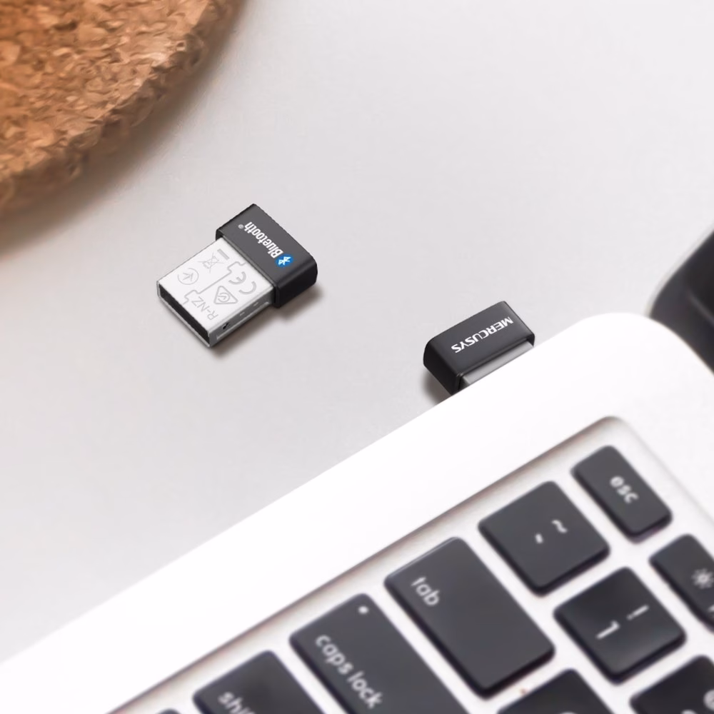 Mercusys MA530 Bluetooth-adapter sülearvuti kõrval laual