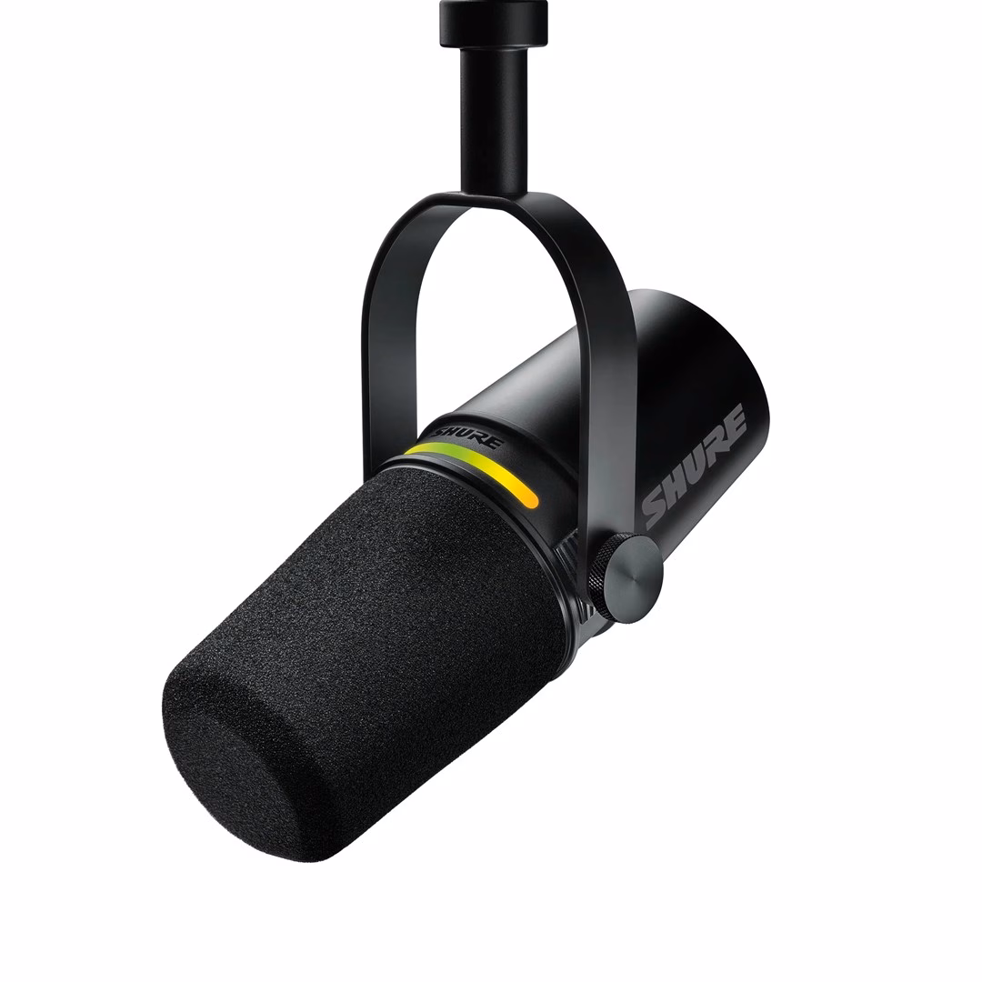 Dünaamiline mikrofon Shure MV7+ kinnituskahvliga, vaade eest vasakult