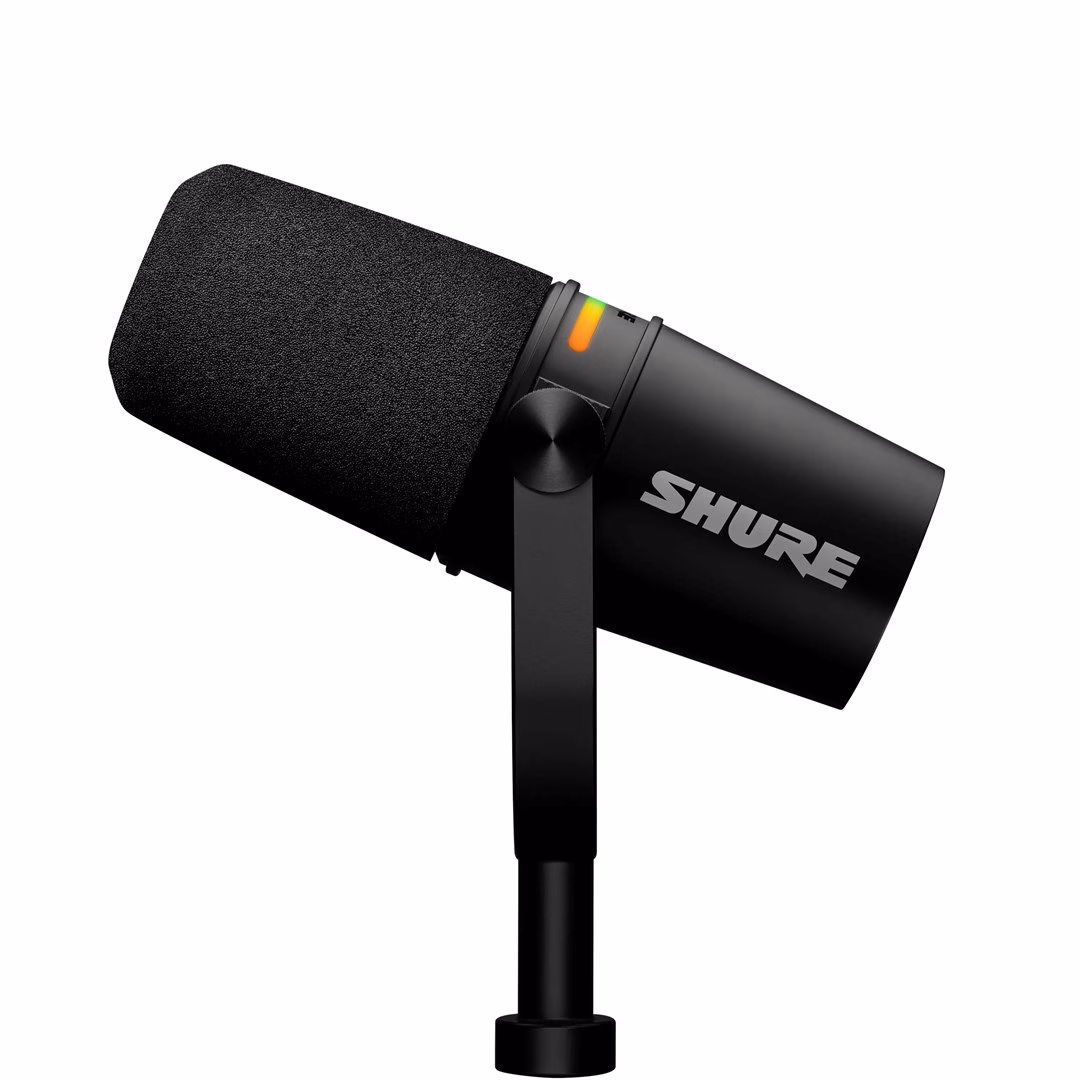 Stuudiomikrofon Shure MV7+ alt kinnitatud kahvliga, vaade küljelt