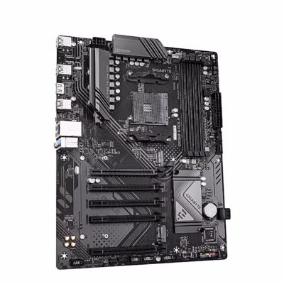 Gigabyte B550 EAGLE emaplaat nurga alt koos PCIe-laienduspesadega
