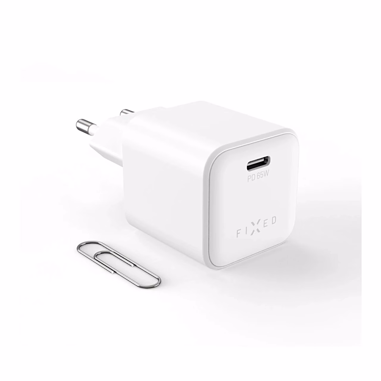 Valge GaN-seinalaadija FIXED Mini USB-C-pordiga, suuruse võrdluseks kirjaklamber