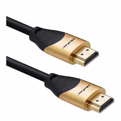 Qoltec 50356 HDMI-kaabli kuldse korpusega pistikud valgel taustal