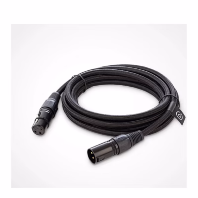 Kokku keritud must Elgato 10CAL9901 helikaabel hallil taustal