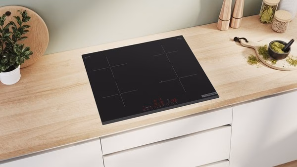 Induktsioonplaat Bosch PIE63KHC1Z valge köögimööbli puidust tööpinnas