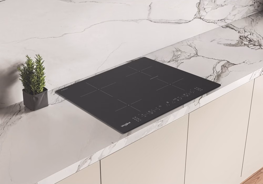 Marmormustriga tööpinda paigaldatud Whirlpool WB B8360 NE BM induktsioonpliidiplaat köögis