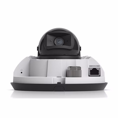 IP-valvekaamera Ubiquiti G6 Dome avatud kaanega, nähtavad RJ45-pesa ja kaabliläbiviik