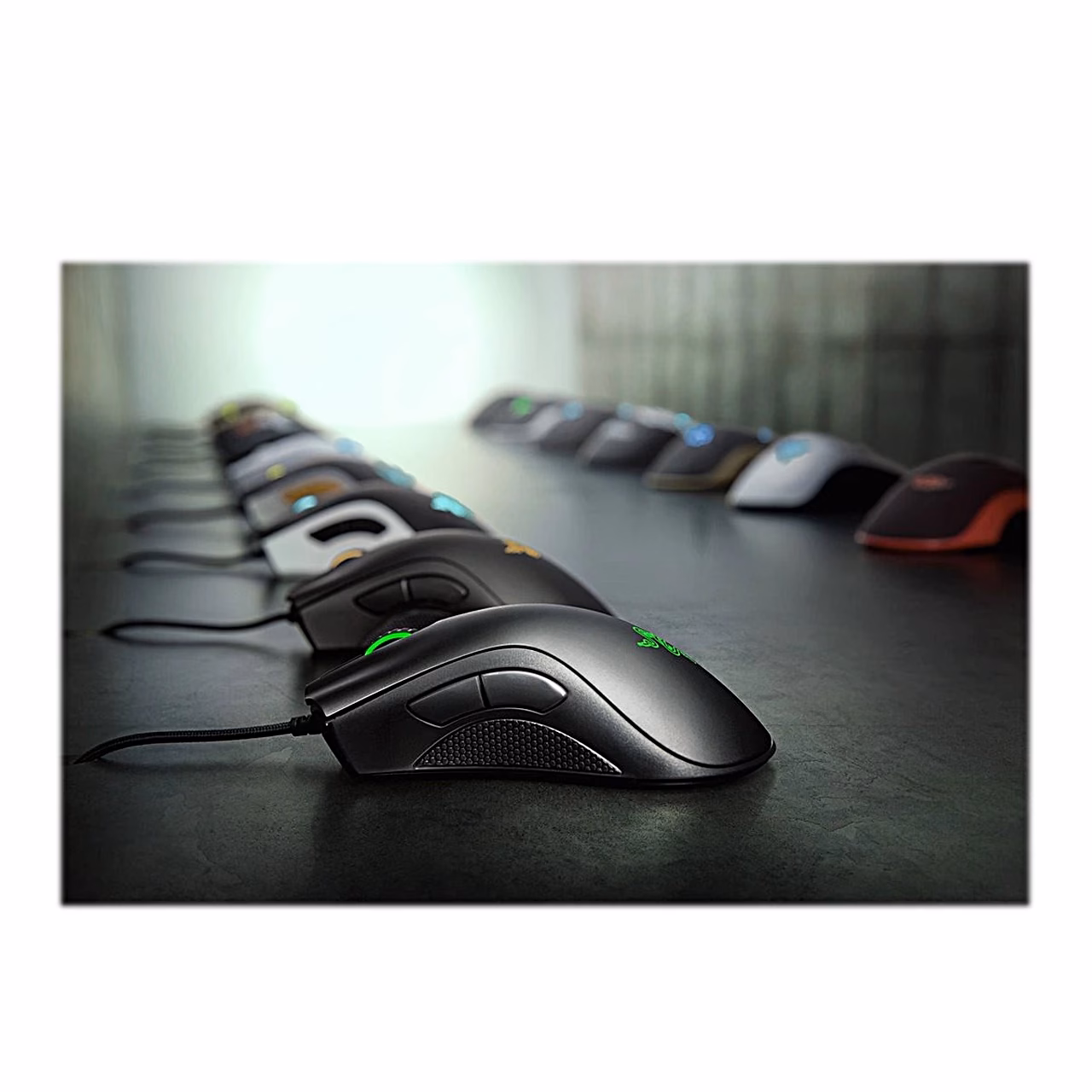 Musta värvi DeathAdder Essential rivis teiste Razeri hiirtega