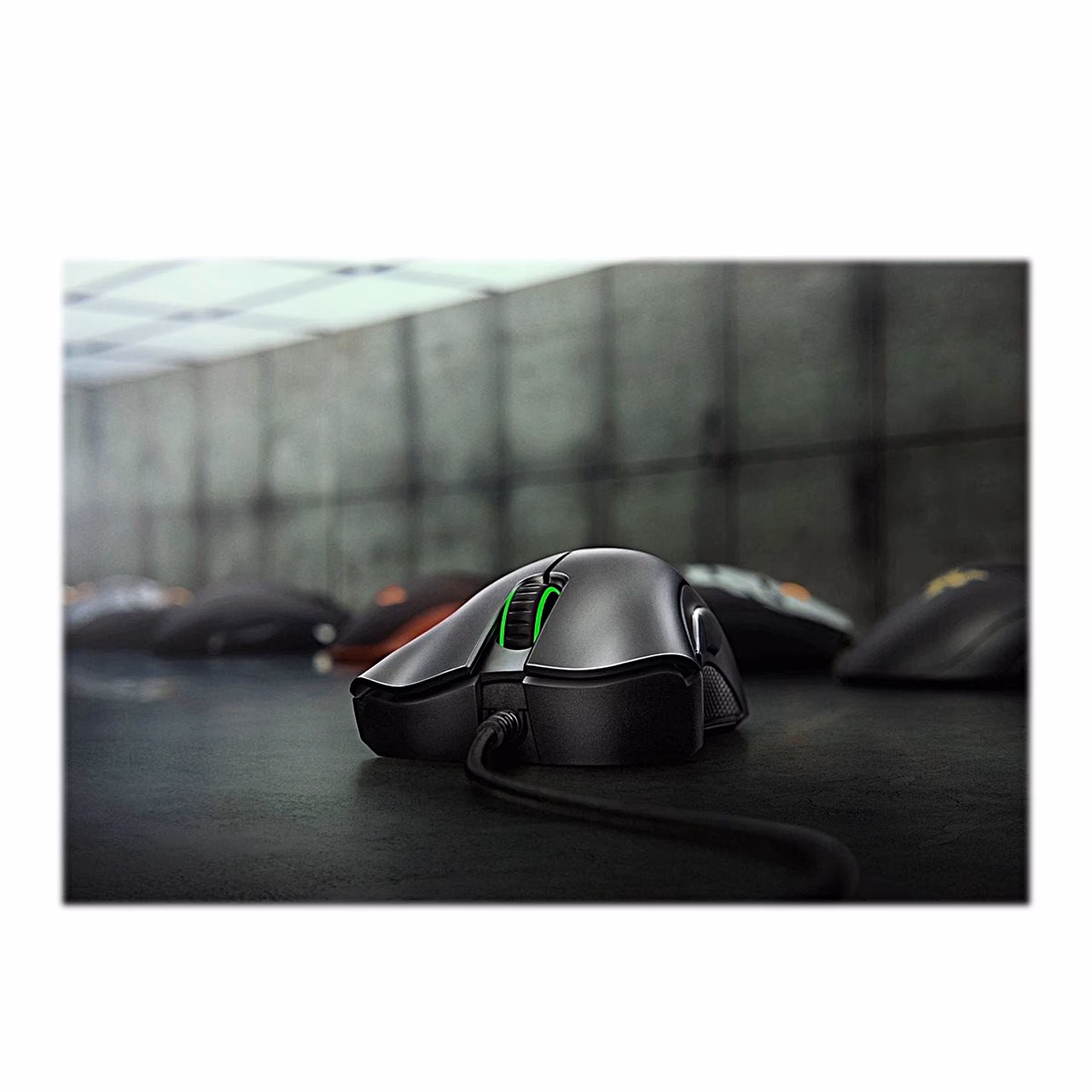 Musta värvi Razer DeathAdder Essential betoonsaalis laual