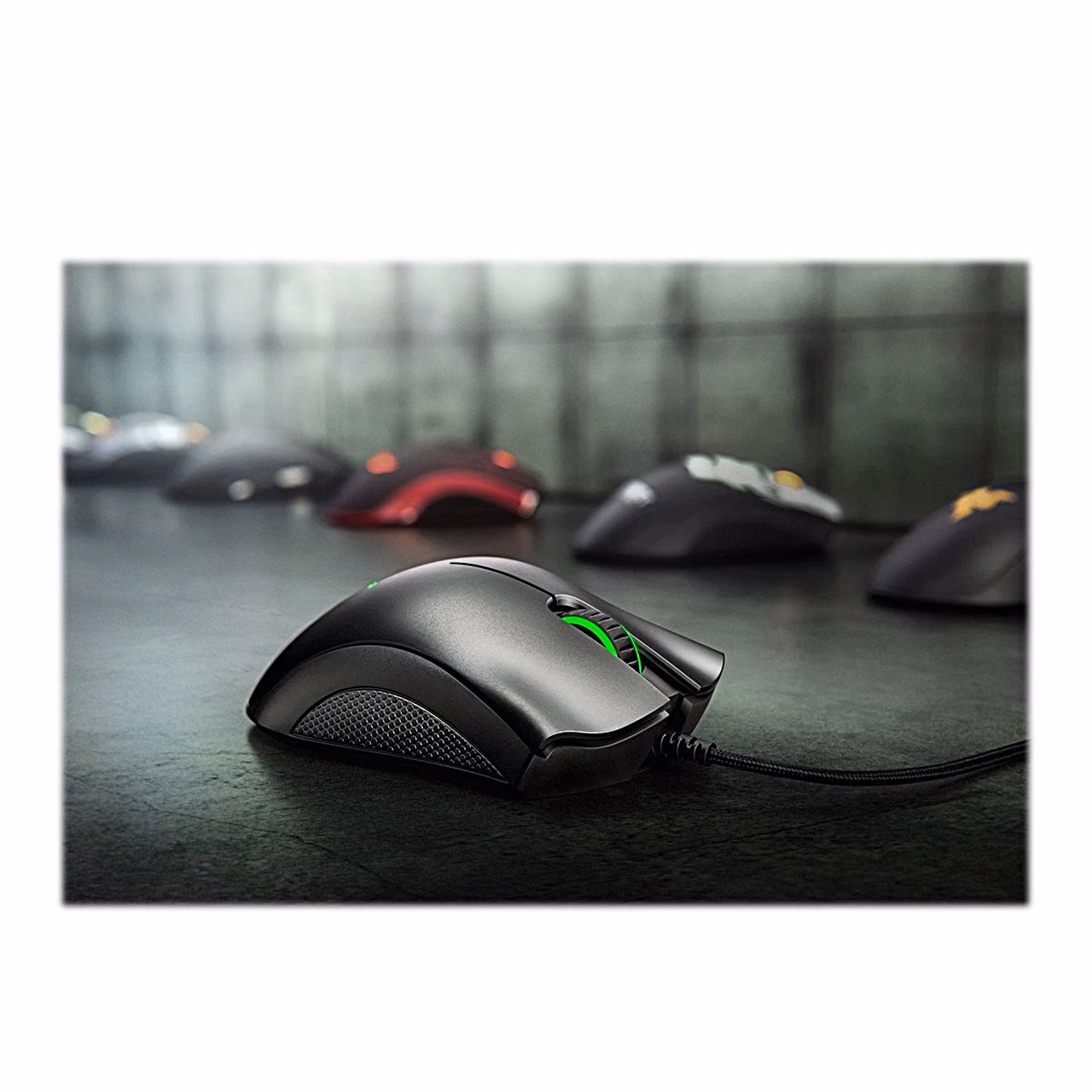 Must DeathAdder Essential teiste Razeri hiirte ees laual