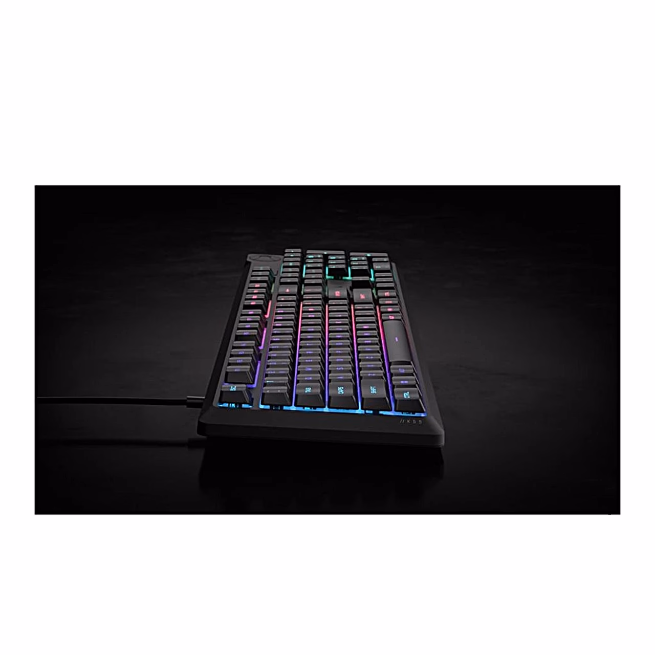 Corsair K55 CORE RGB klahvistik pimedas laual põleva taustvalgustusega