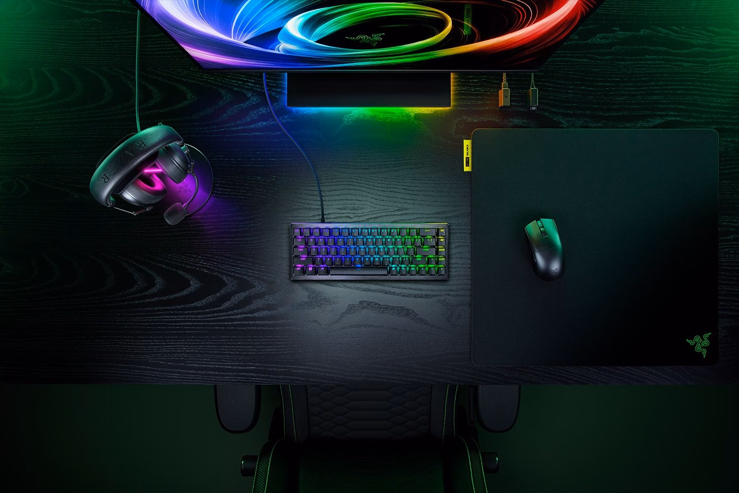 Razer Huntsman V3 HE klaviatuur ülaltvaates laual koos hiire ja kõrvaklappidega