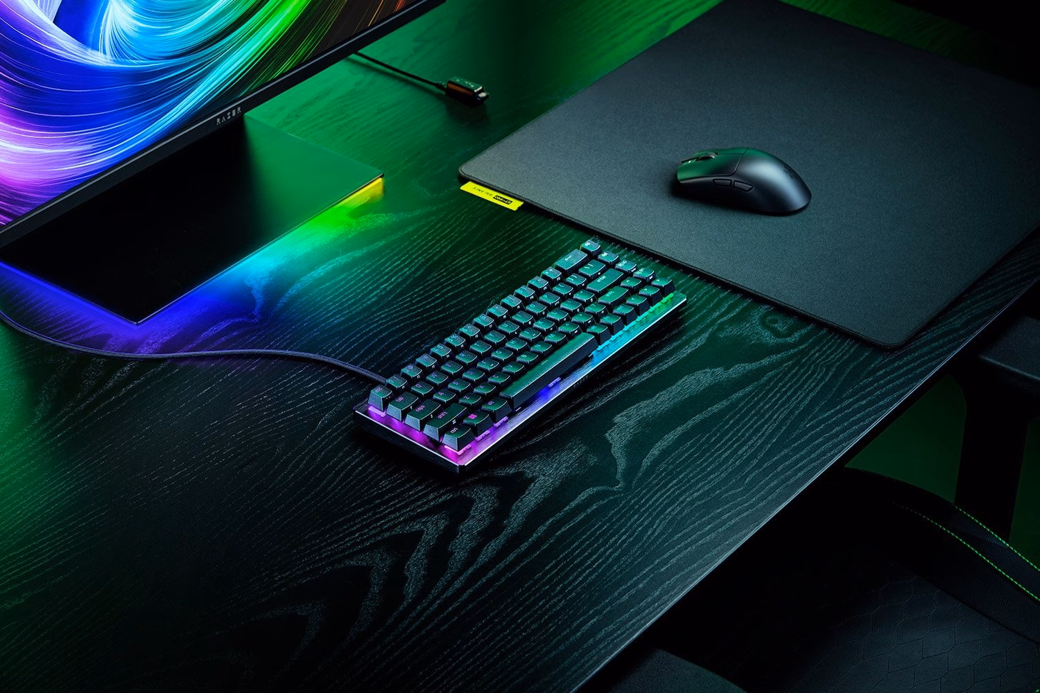 Razer Huntsman V3 HE Mini klaviatuur laual hiirematti ja monitori kõrval