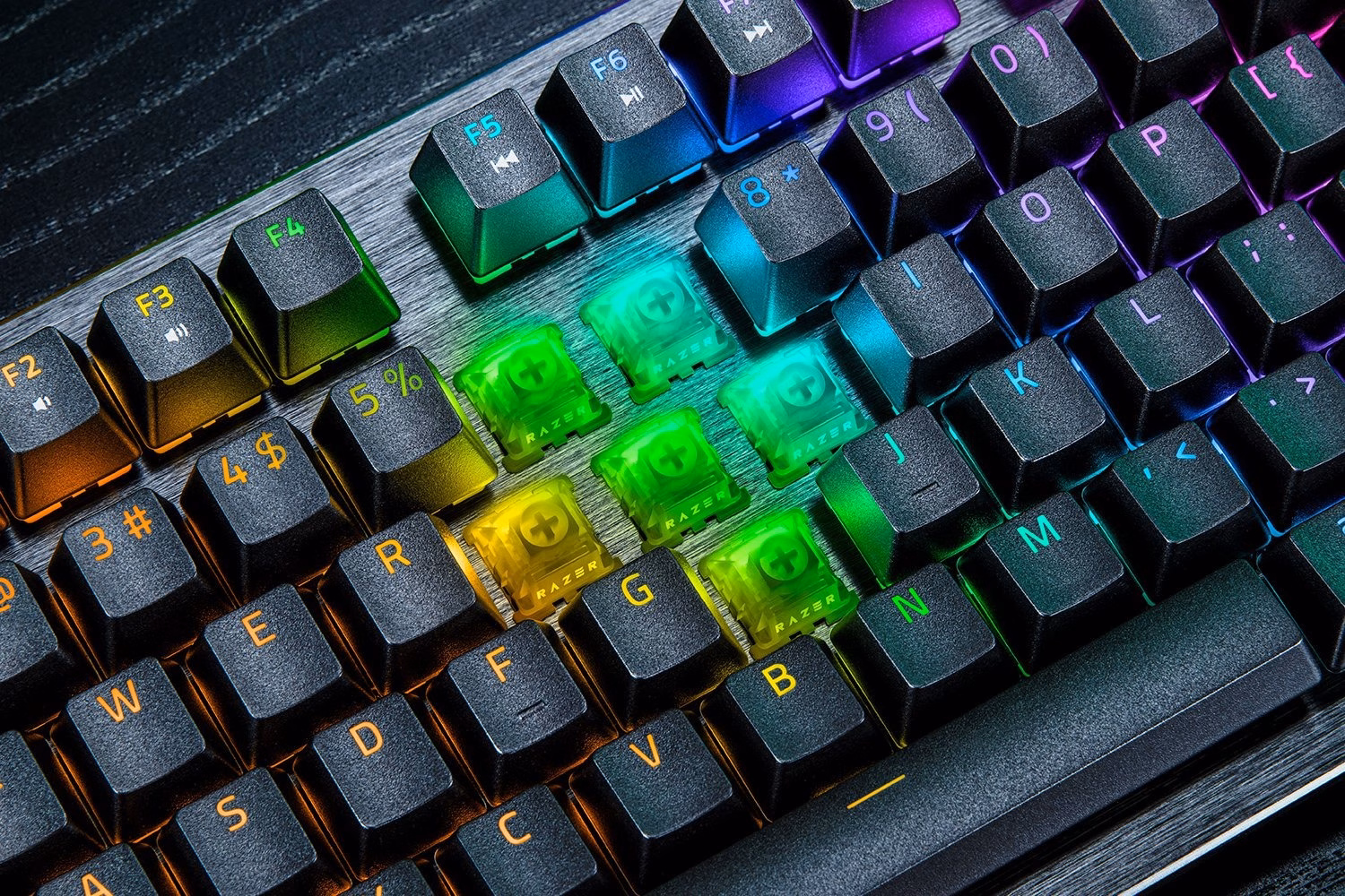 Razer Huntsman V3 HE lähivaade WASD-klahvidest ja magnetlülititest