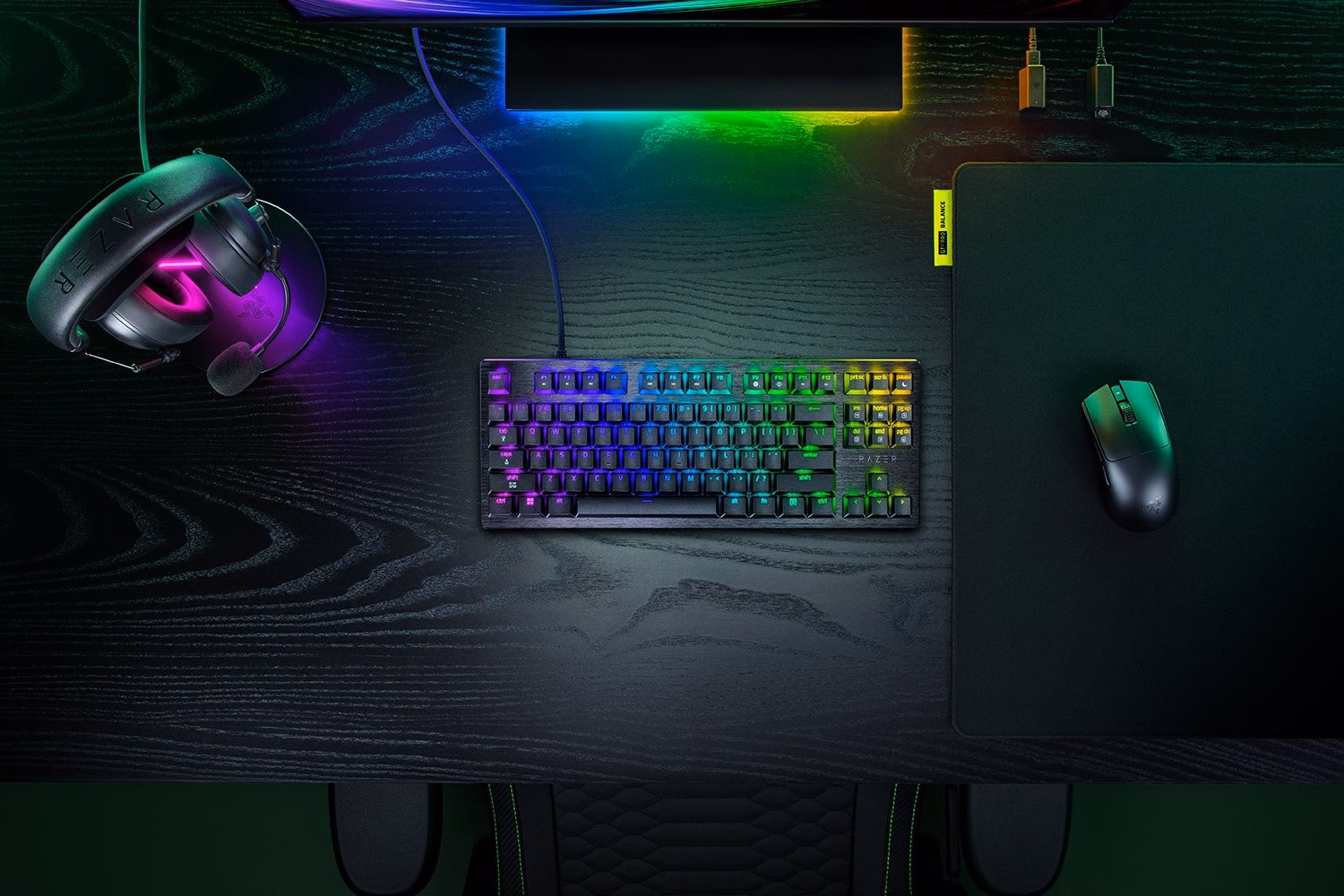 Razer Huntsman V3 HE TKL klaviatuur laual kõrvaklappide ja hiire vahel