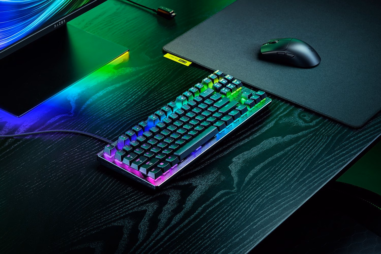 Razer Huntsman V3 HE TKL klaviatuur monitori ees hiirematti kõrval