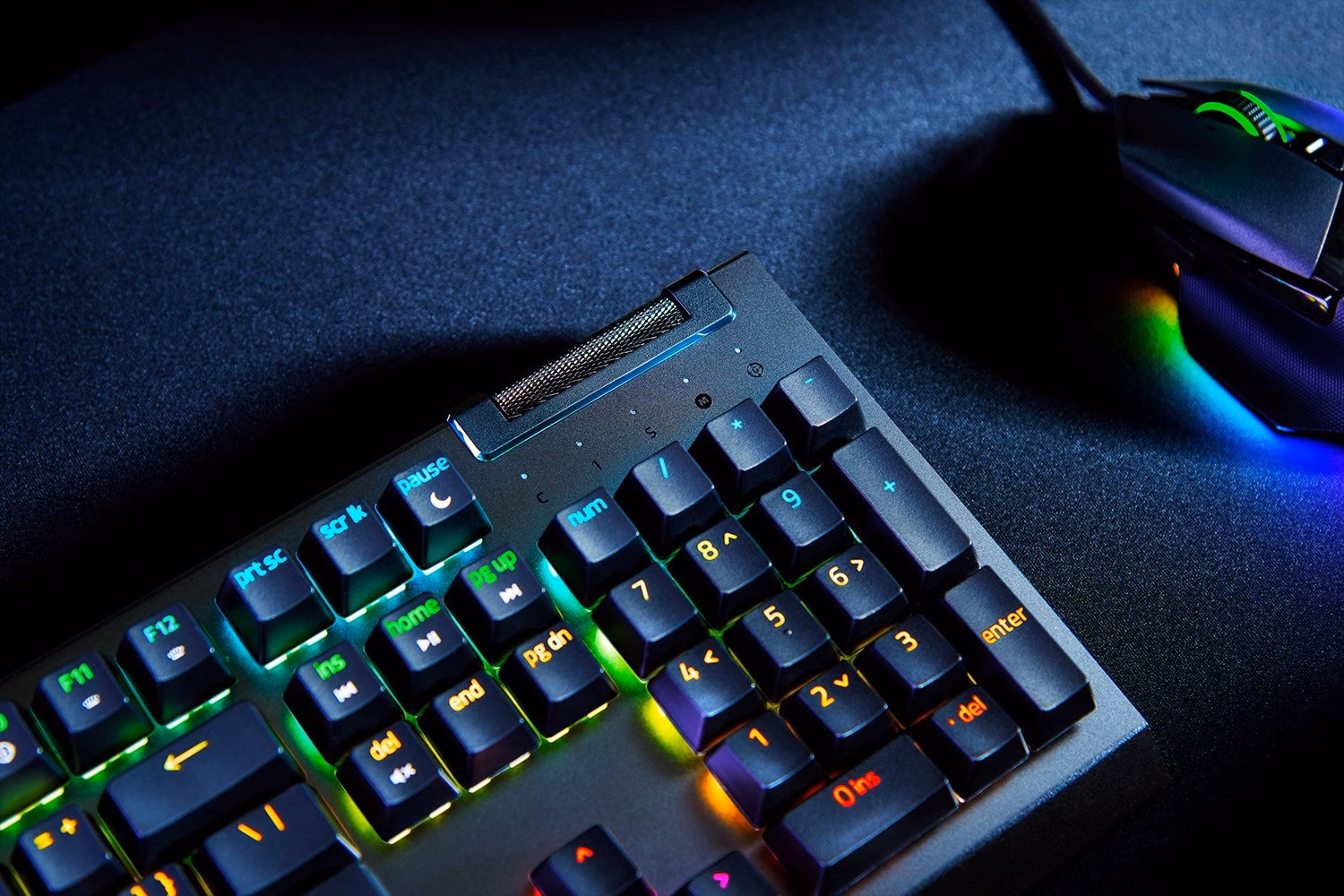 Razer BlackWidow V4 X mitmefunktsiooniline rull ja numbriklahvid lähedalt