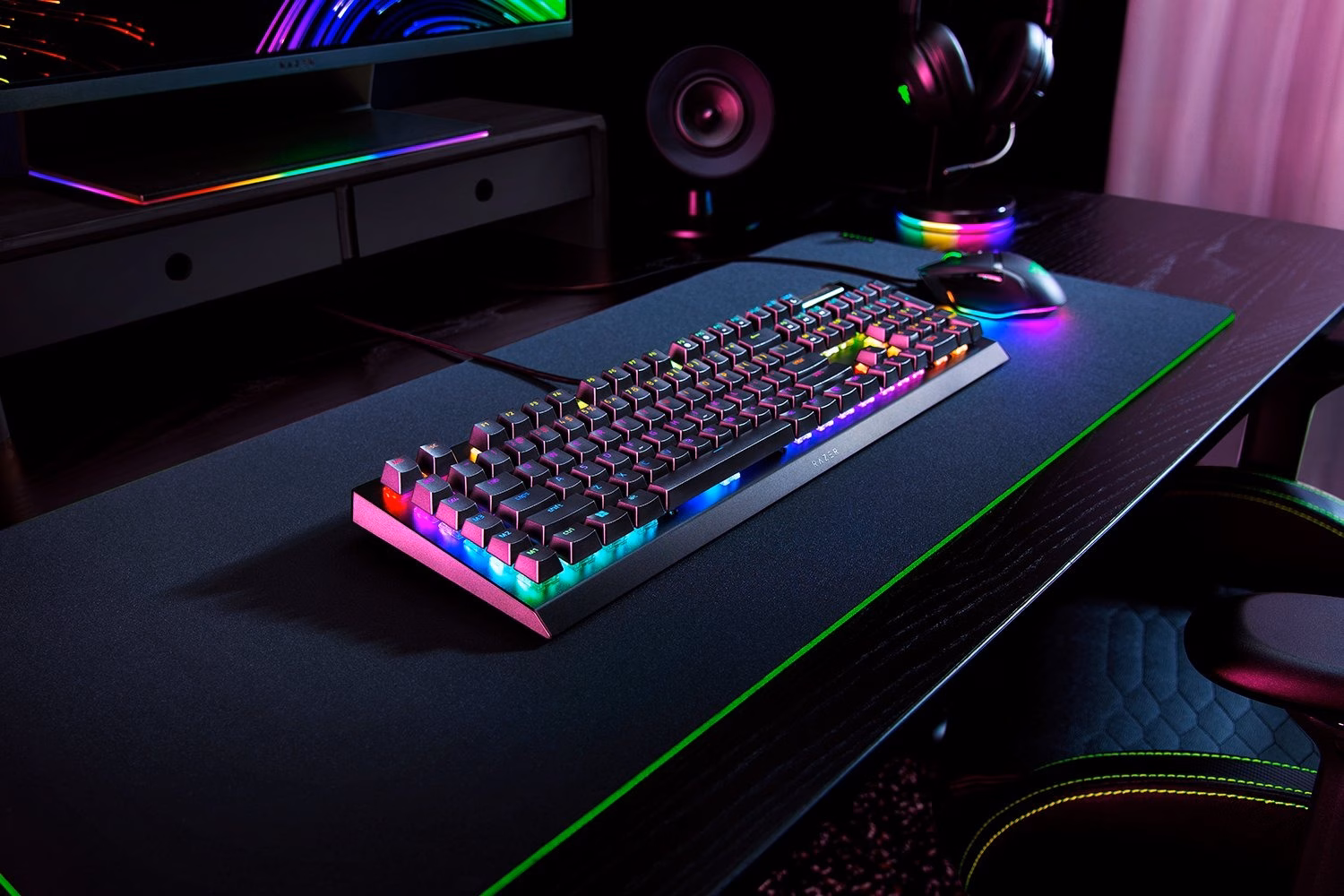 Razer BlackWidow V4 X mänguklaviatuur laual hiire kõrval