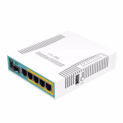 Juhtmega ruuter MikroTik hEX PoE nurga alt, viis Ethernet-porti ja SFP-pesa
