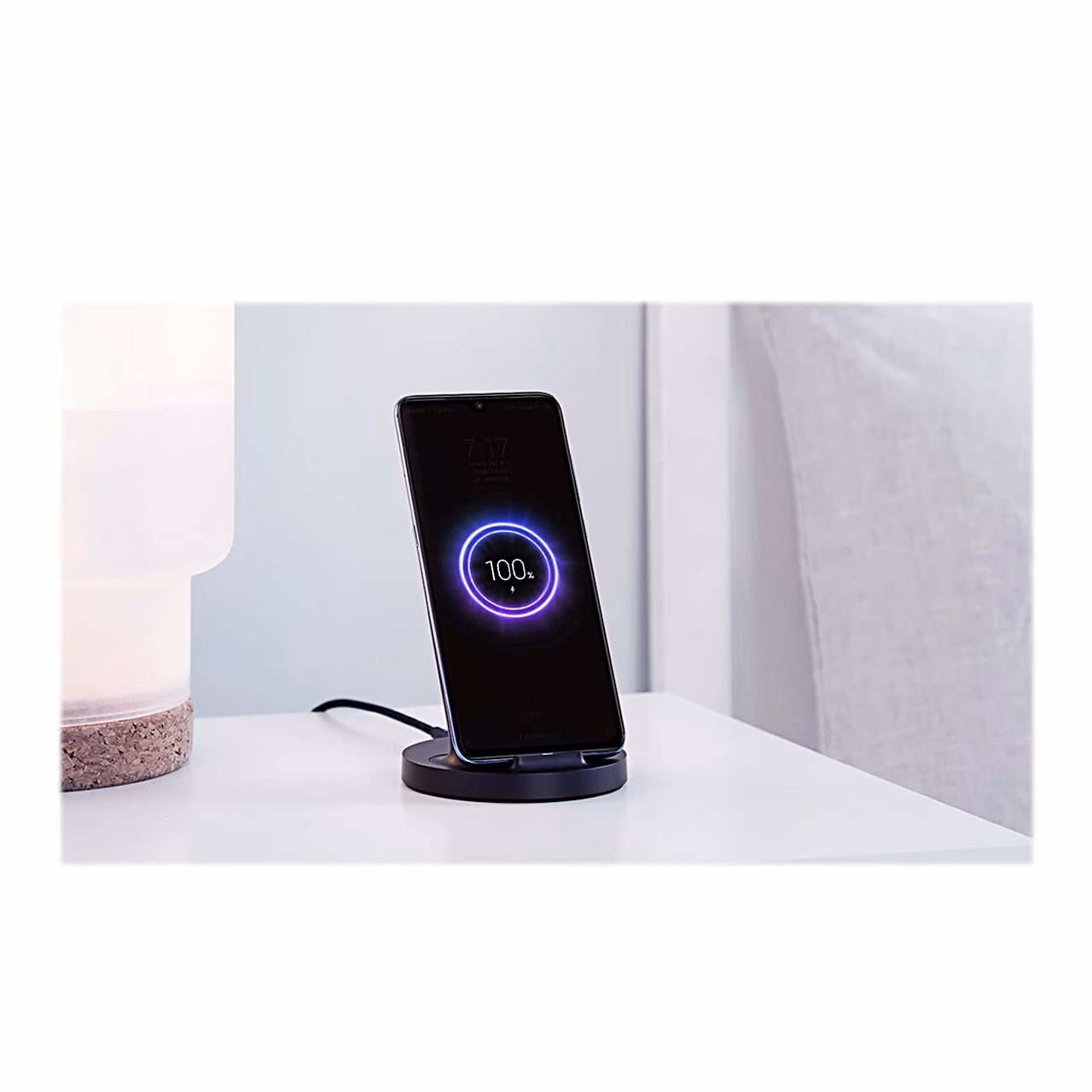 Traadita laadija Xiaomi WPC02ZM öökapil laadimas telefoni