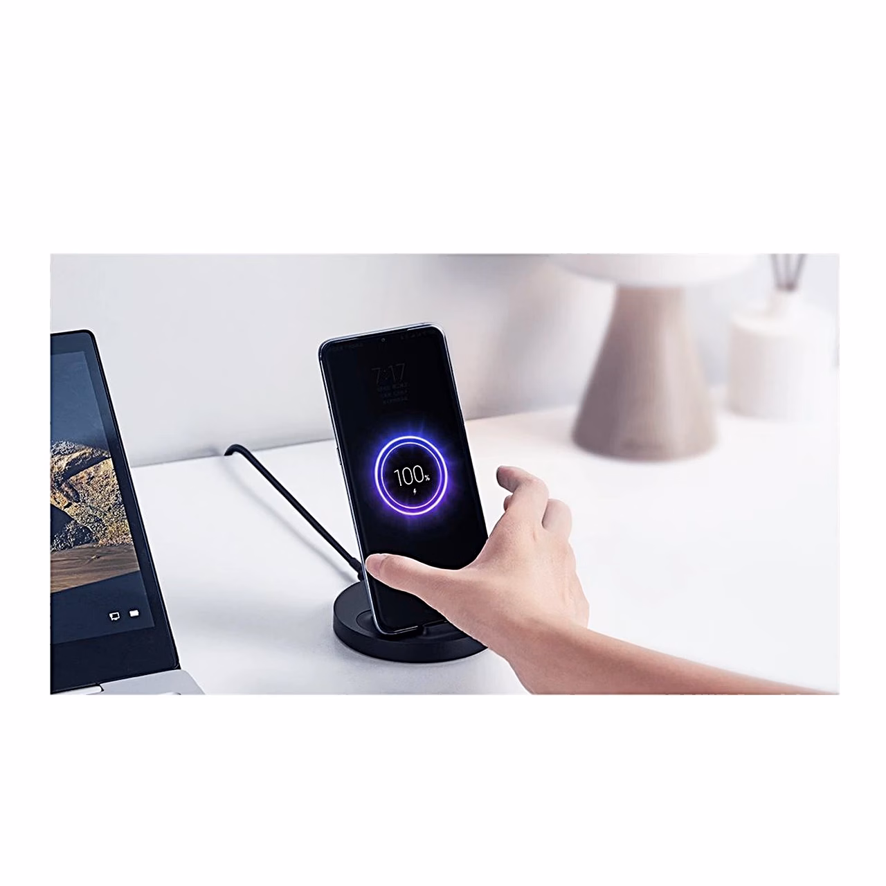 Xiaomi WPC02ZM laadimisalusele asetatakse telefon kirjutuslaual