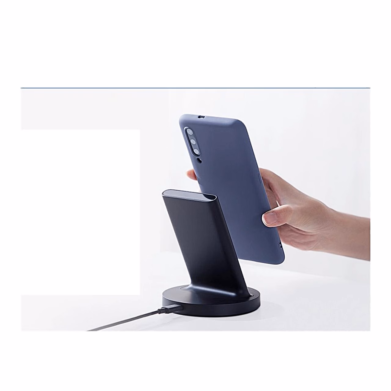 Ümbrisega telefon asetatakse Xiaomi WPC02ZM laadimisalusele