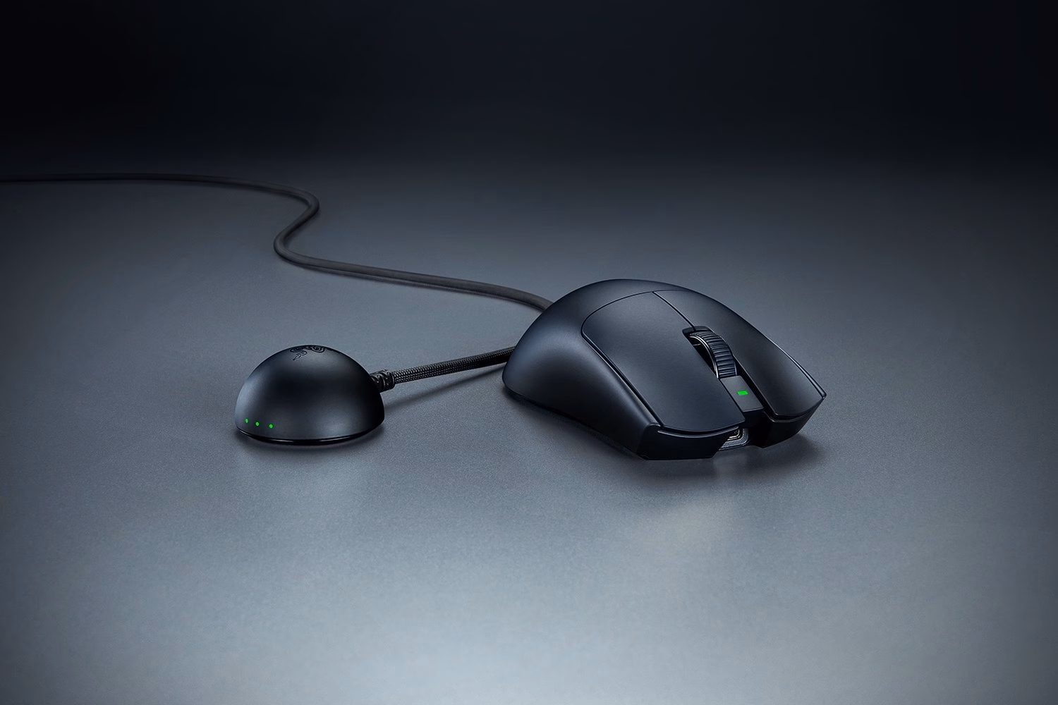 Razer Viper V4 Pro hiir hallil pinnal kõrval kaabliga alus