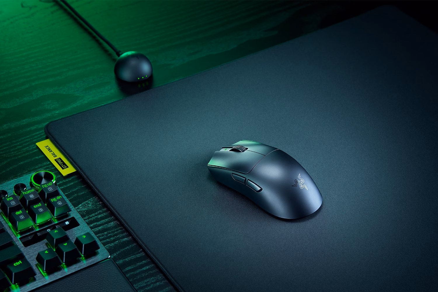 Razer Viper V4 Pro hiir hiirematil klaviatuuri ja alusega